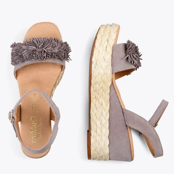 MiMaO ShopOnline FLOWER – Sandales Avec Compensé En Raphia Et Pompon TAUPE 3