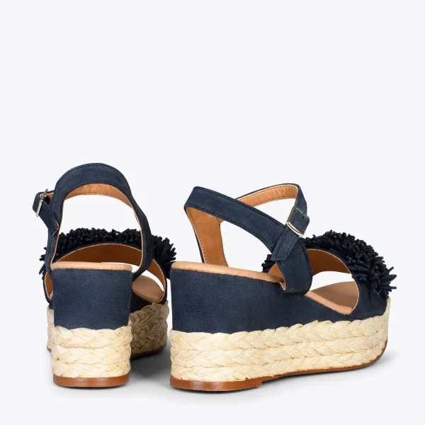 MiMaO ShopOnline FLOWER – Sandales Avec Compensé En Raphia Et Pompon BLEU MARINE 4