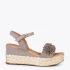 MiMaO ShopOnline FLOWER – Sandales Avec Compensé En Raphia Et Pompon TAUPE 25