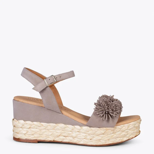 MiMaO ShopOnline FLOWER – Sandales Avec Compensé En Raphia Et Pompon TAUPE 1